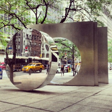Sculpture de Yuyu Yang, “East West Gate” (Wall Street Plaza)