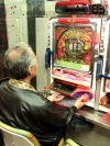 Homme jouant au «pachinko» (Tokyo)